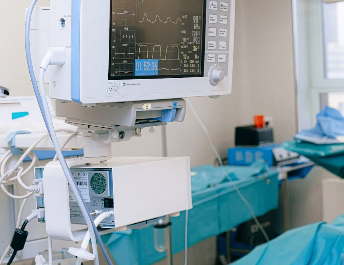 heart monitor in a hospital room